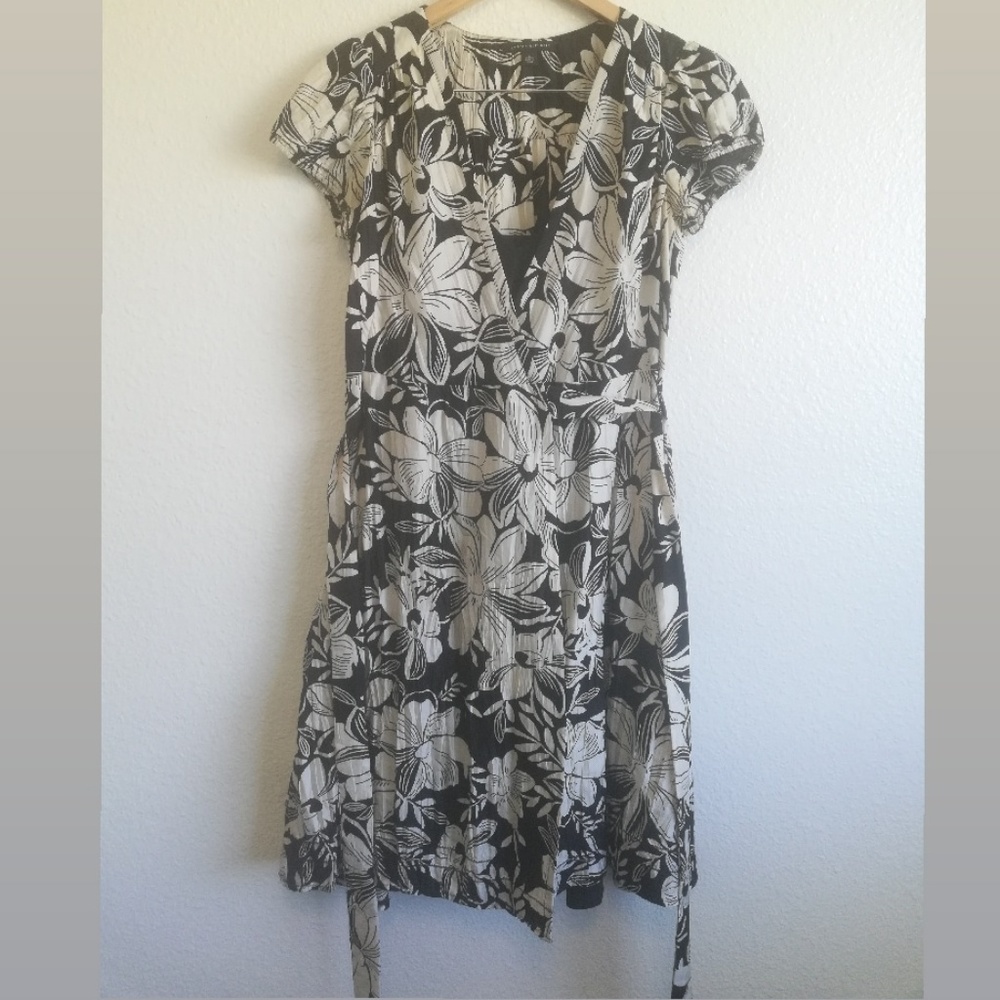 ⬇️ Banana Republic Floral Wrap Dress